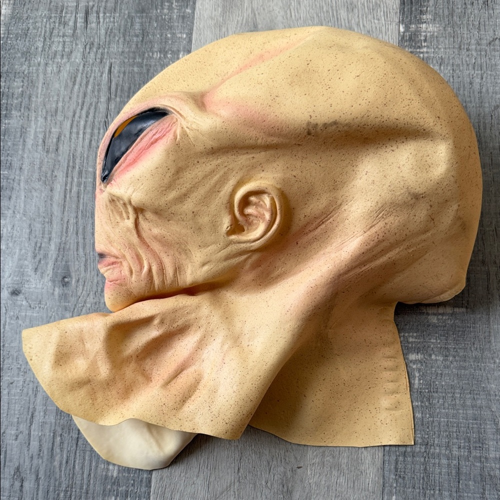 Men's Alien Mask with Black and Yellow Accents - Picture 4 of 5